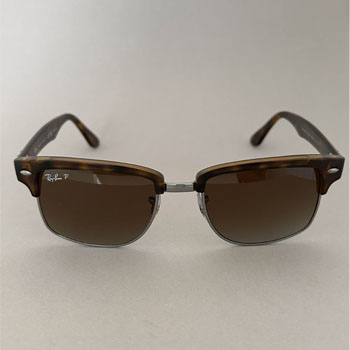 The tortoise shell patterned frame adds a classic, stylish aesthetic.